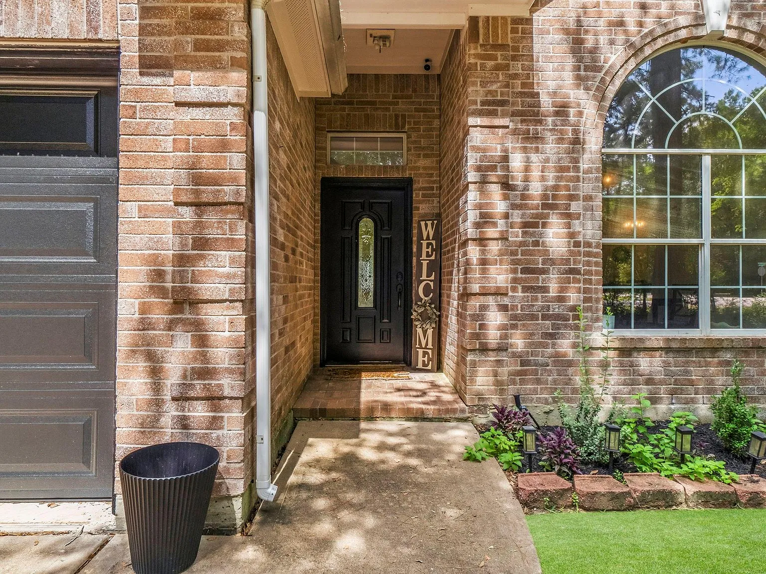 3 bed, 2.0 bath, 2293 sqft, $2,600 — Photo 2