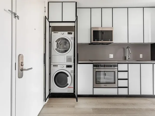 10-25 Jackson Avenue image 8 of 12