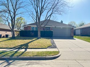 821 Beaver Creek Dr, Burleson, TX 76028