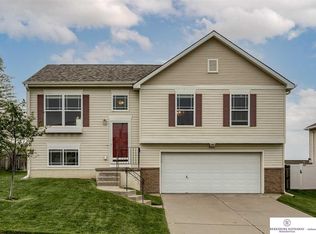 16124 Cottonwood Ave, Omaha, NE 68136