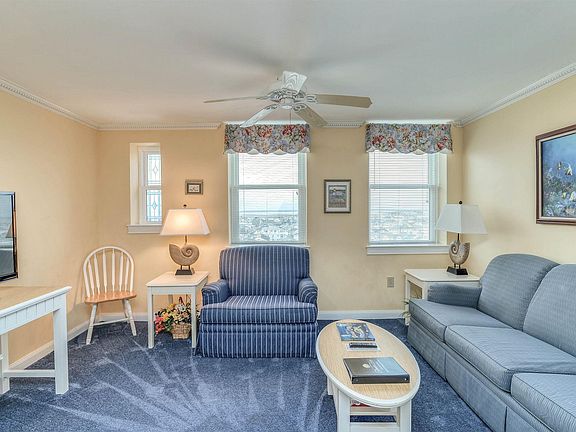 4th image of 719 E 11th St #908