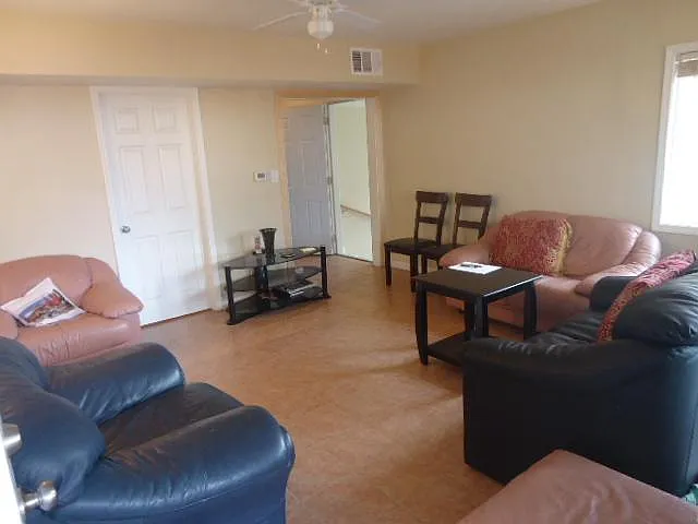 3 bed, 1295 sqft, $4,495 — Photo 3