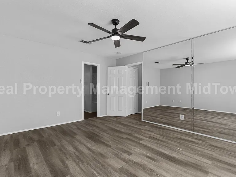 6100 Wall St — Photo 14