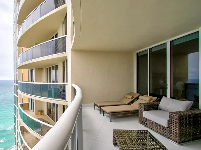18911 Collins Ave — Photo 3
