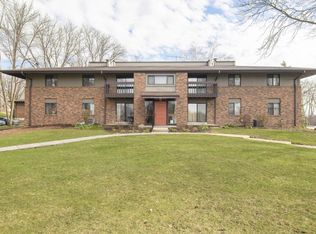 350 Park Hill DRIVE #E, Pewaukee, WI