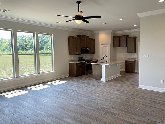3rd image of 415 Rue Evangeline