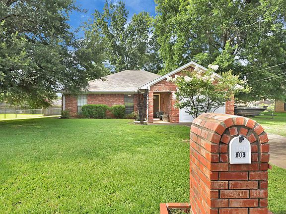 2nd image of 809 Willowcreek Dr
