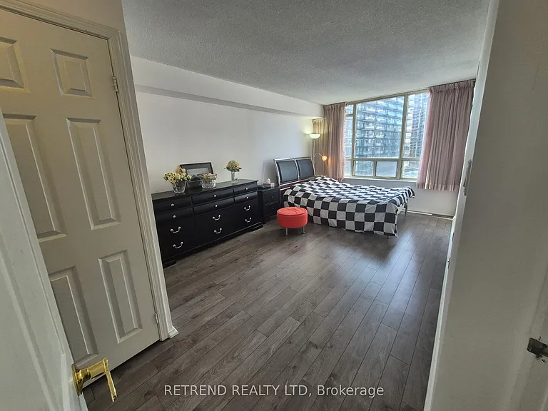 30 Greenfield Ave #1601 — Photo 13