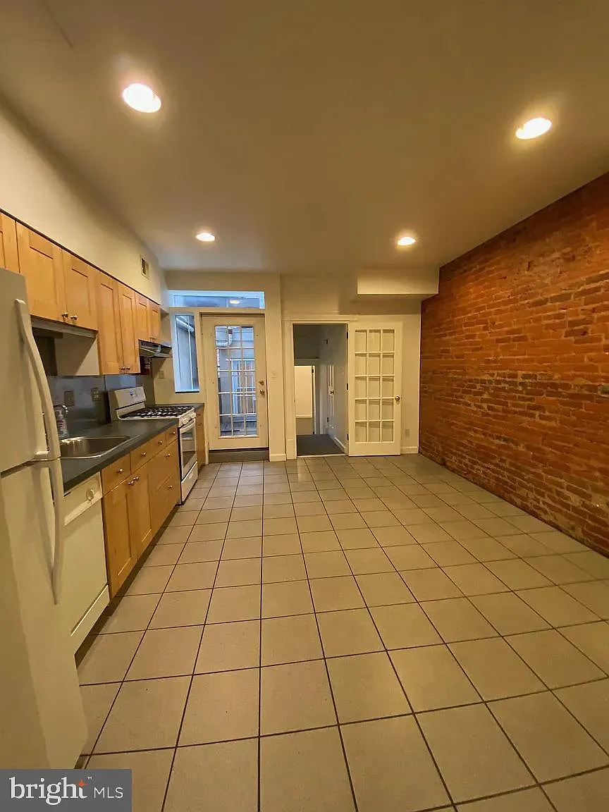 3 bed, 2600 sqft, $3,000 — Photo 2