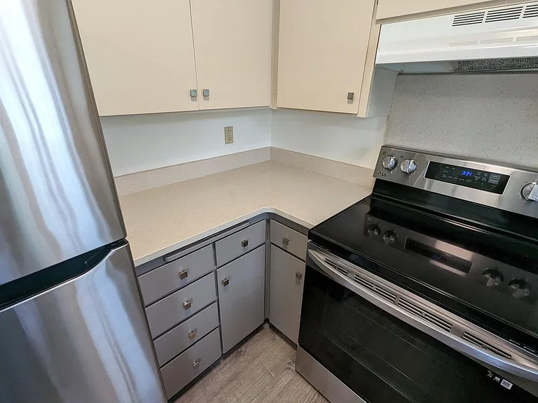 215 SW Kalmia St #D — Photo 5