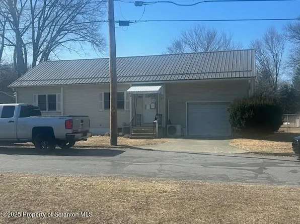 826 Woodlawn Ave, Moosic, PA 18507