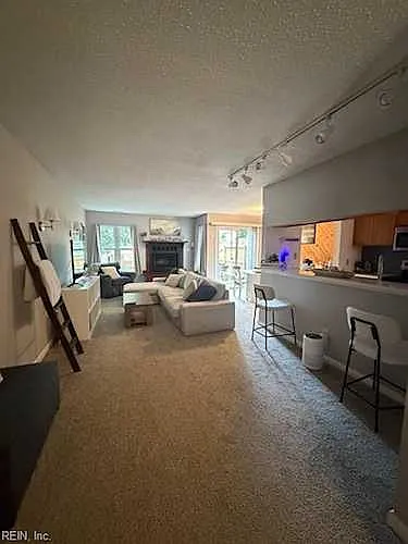3 bed, 2.5 bath, 1480 sqft, $2,395 — Photo 2