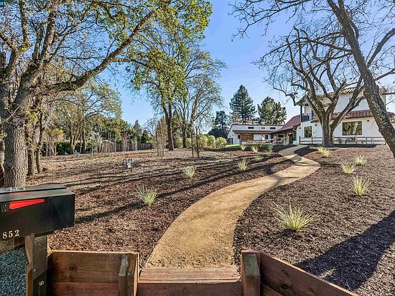 2nd image of 850 Las Trampas Rd