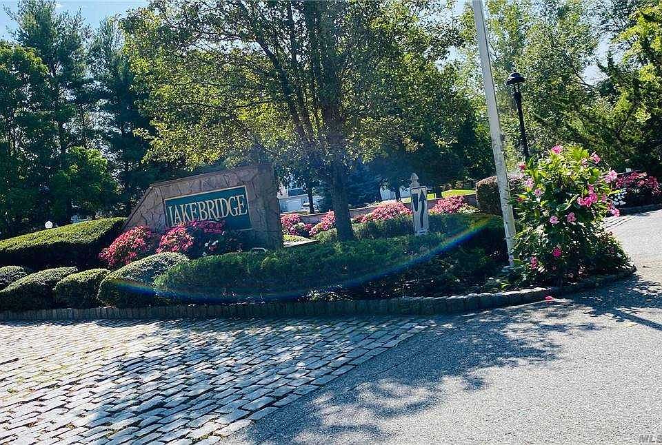 1st image of 93 Lakebridge Dr N