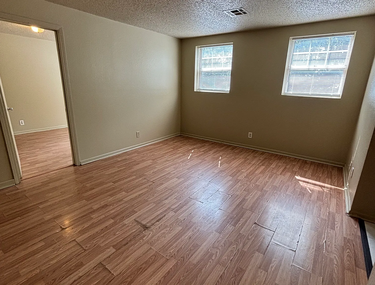 2 bed, 700 sqft, $925 — Photo 2
