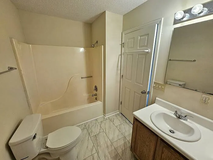 944 Glenn St #C3 — Photo 6