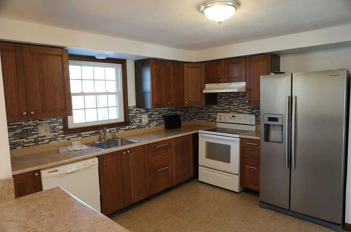 kitchen with breakfast counter or extra space - 22 Windsor Rd