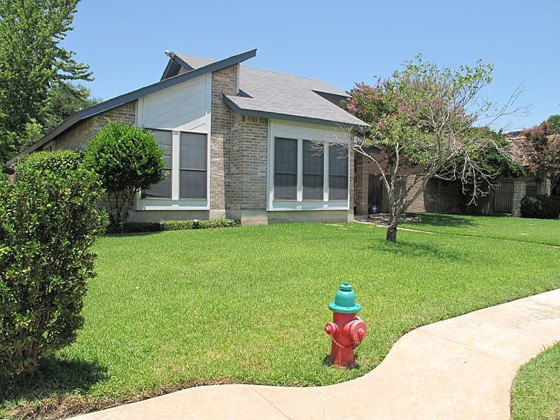 1st image of 400 Willow Wood Dr