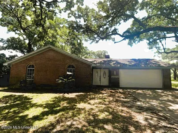 2300 Sandalwood Dr, Gautier, MS 39553