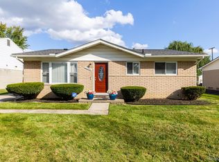27056 Selkirk St, Southfield, MI 48076