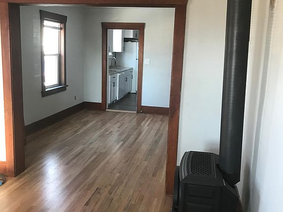 3rd image of 838 W Pine St