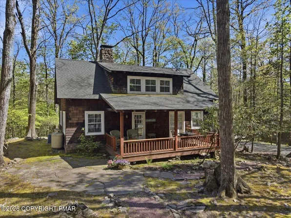 696 Lenape Ln, Cresco, PA 18326