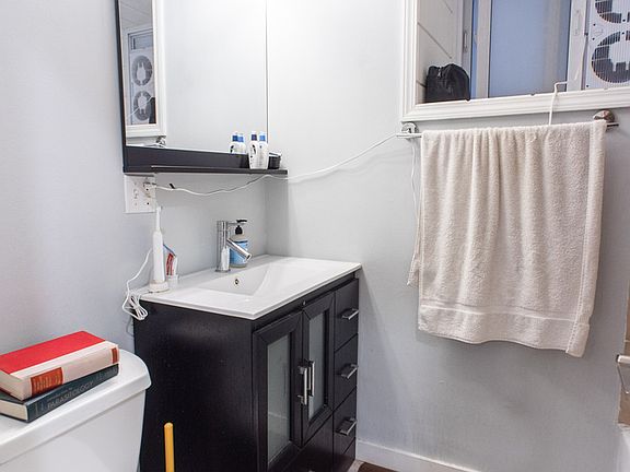 5th image of 2611 W Cortland St APT G