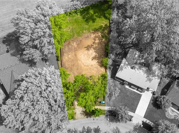 2905 W 72nd St, Prairie Village, KS 66208