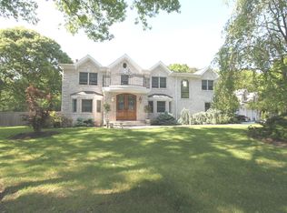 1 Langhans Ct, Dix Hills, NY 11746