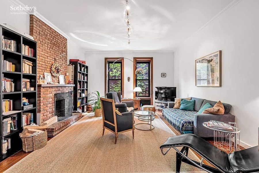 1st image of 153 W 93rd St #1