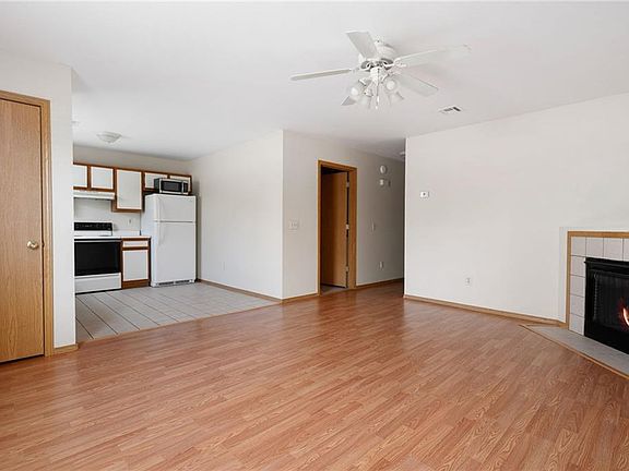 3rd image of 1246 N Iron Horse Dr