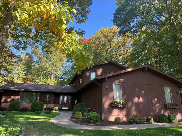 817 Enterprise Rd, Grove City, PA 16127