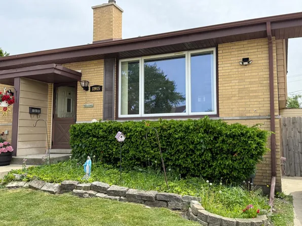8945 N Lyons St, Des Plaines, IL 60016