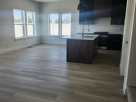 3rd image of 1095 Langford Way