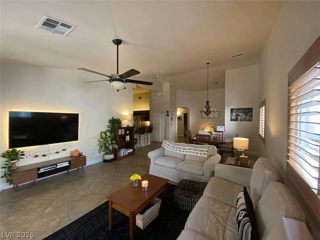 3 bed, 2.0 bath, 1392 sqft, $2,295 — Photo 2