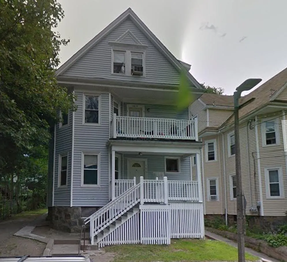 3 bed, 900 sqft, $3,200 — Photo 1