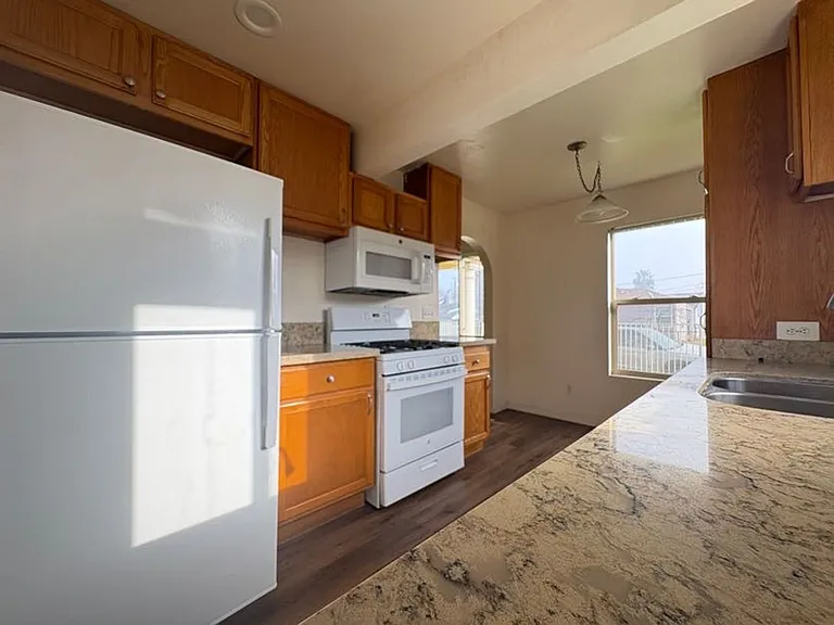 1003 Victoria Ave — Photo 7