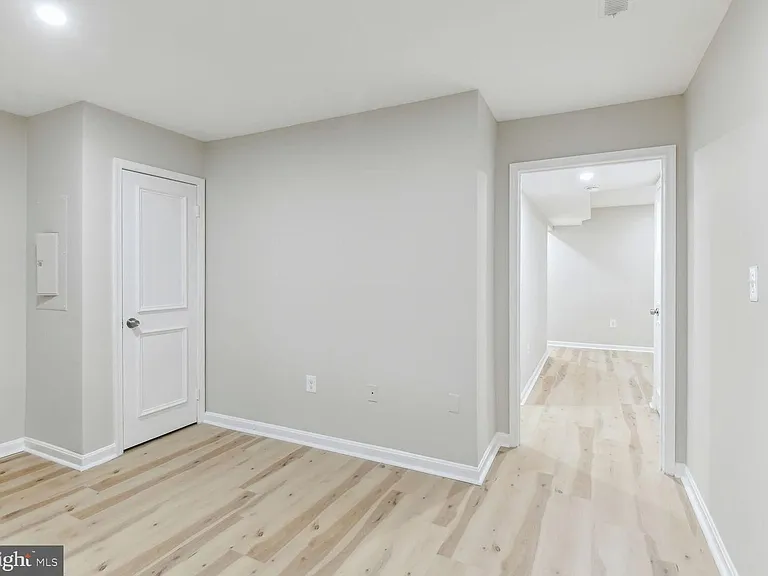 327 8th St NE #3A — Photo 10
