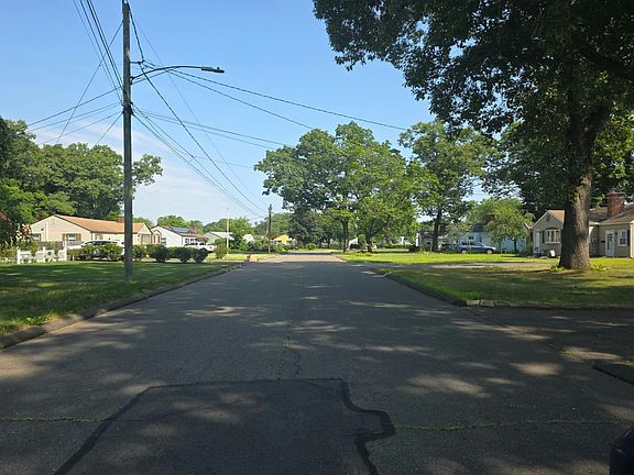 4th image of 39 Darien Dr