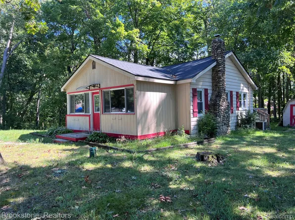 3256 Lakeview Blvd, Highland, MI 48356