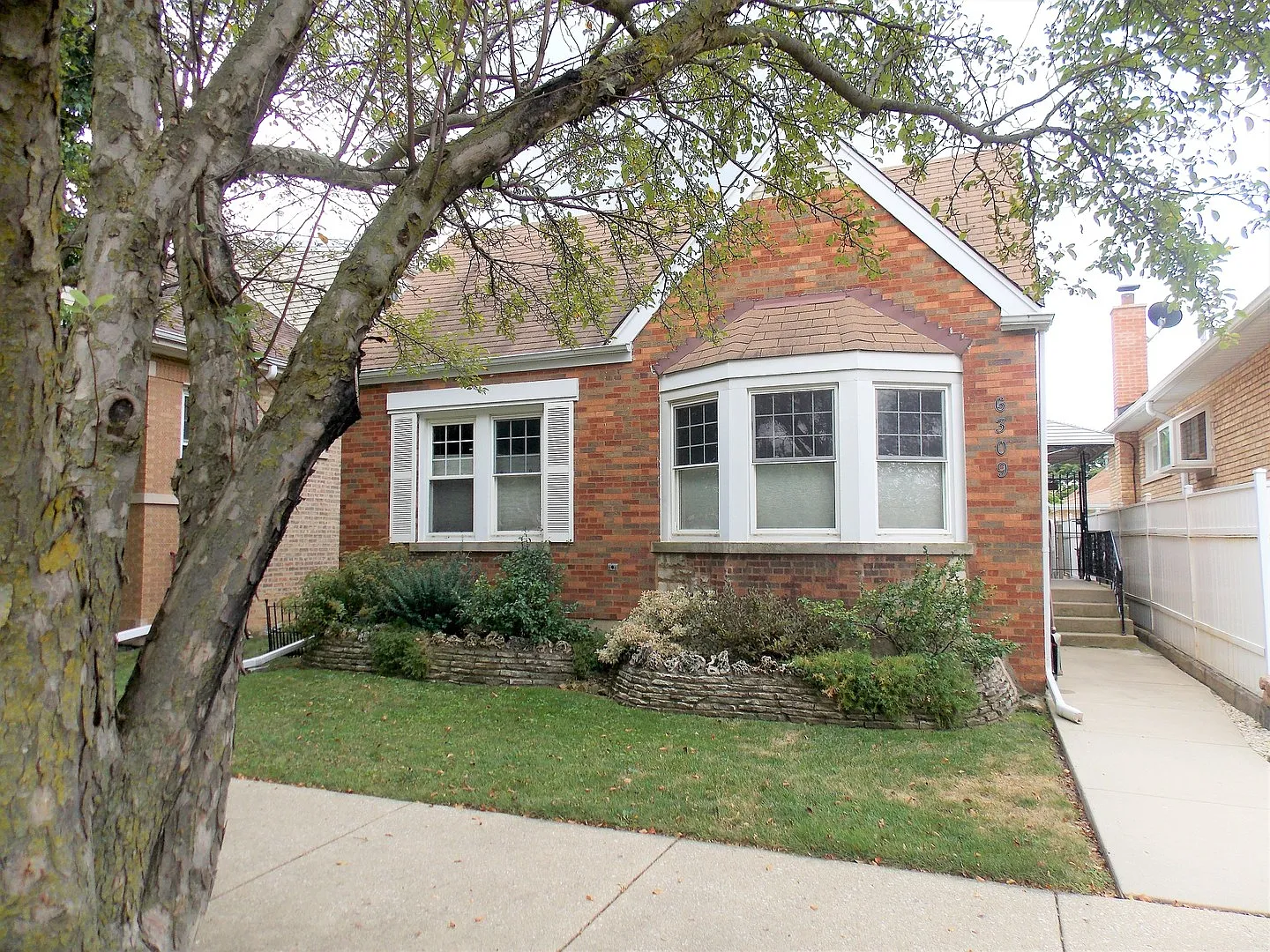 6309 W Byron St photo 1