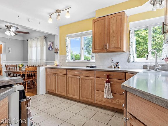 5th image of 24748 Munson St