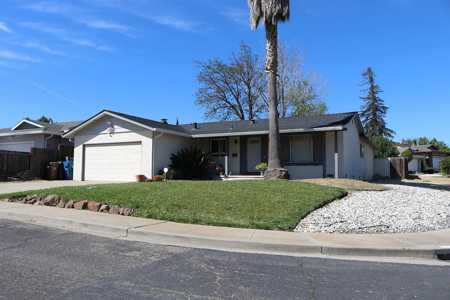 2900 Vista Pl photo 1