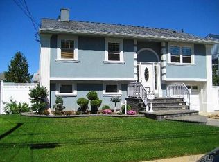 25 E 2nd St, Freeport, NY 11520