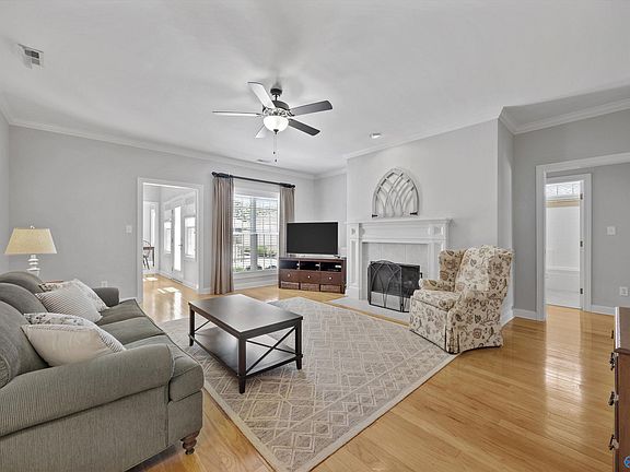 3rd image of 3105 Waterman Dr SE