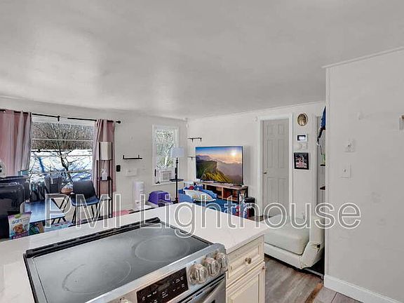 5th image of 117 Upton Dr