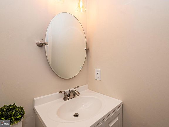 4th image of 1800 Forest Park Dr