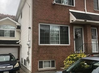 20 Pebble Ln, Staten Island, NY 10305