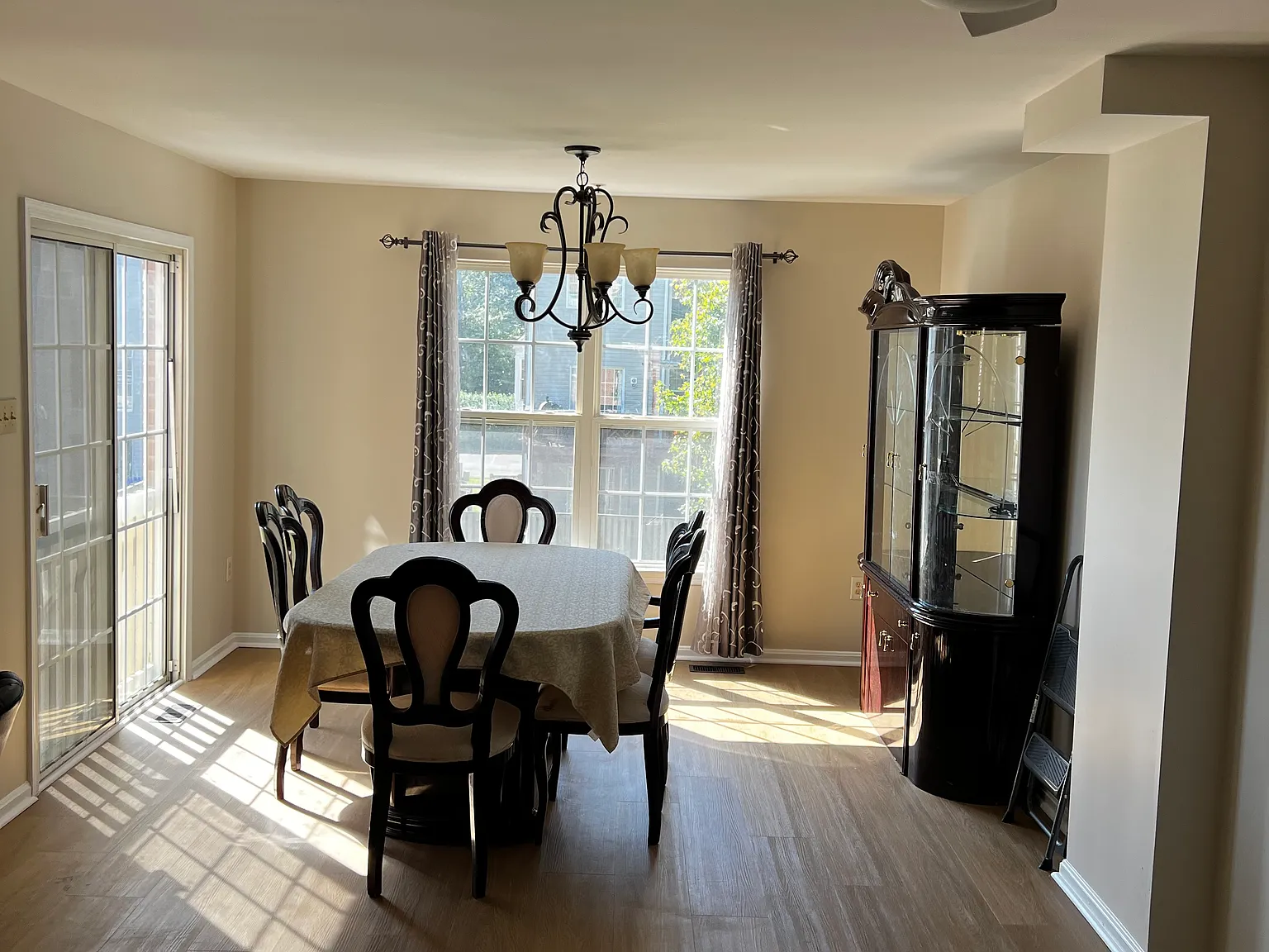 3 bed, 2.5 bath, 2502 sqft, $2,800 — Photo 2