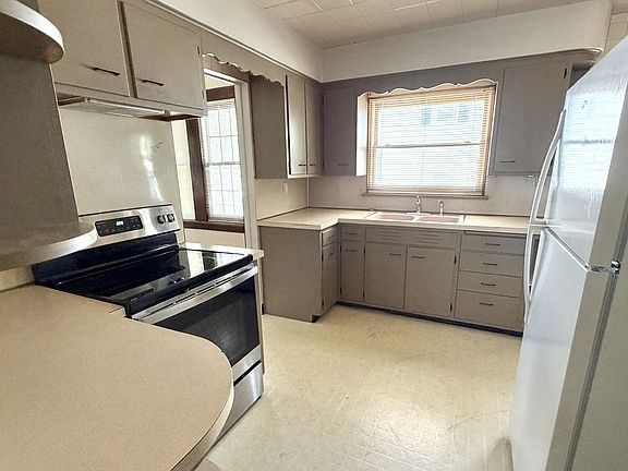 4th image of 2822 6th St